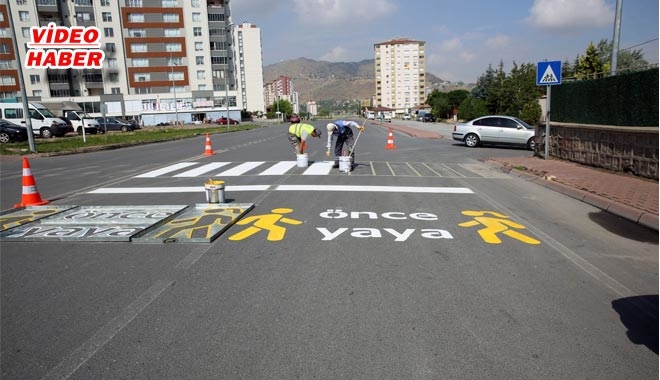 BAŞKAN PALANCIOĞLU: ?OKUL YOLLARINA YAYA ÖNCELİKLİ LOGOLARI ÇİZİLDI