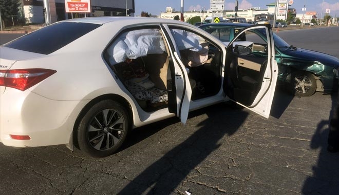 KAZA YAPAN ARAÇTAN ÇIKAN ÇOCUKLAR GÖZYAŞLARINA BOĞULDU