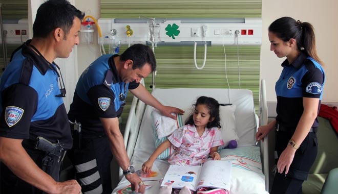 TOPLUM DESTEKLİ POLİSLER ŞEHİR HASTANESİNDE TEDAVİ GÖREN ÇOCUKLARI UNUTMADI