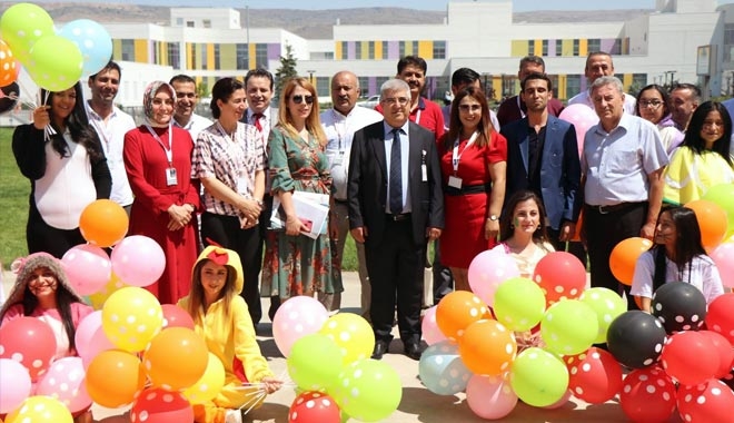 KÜÇÜK KALPLER EKİBİ, EĞLENDİREREK İYİLEŞTİRİYOR