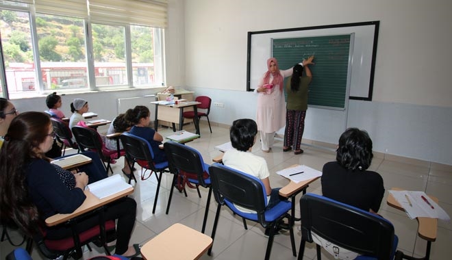 GENÇLER OSMANLICA ÖĞRENİYOR