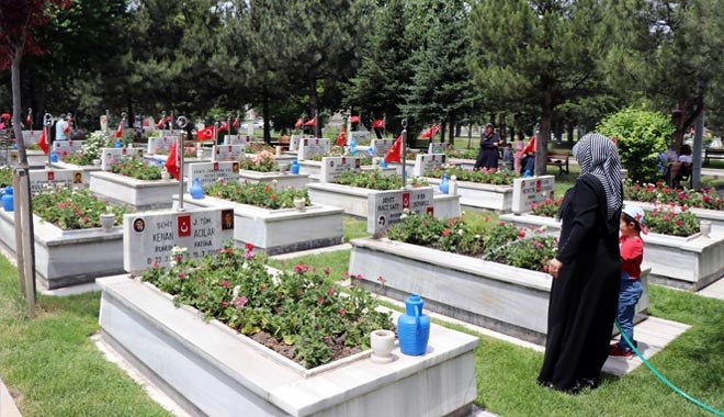 ŞEHİTLİKTE HÜZÜNLÜ AREFE