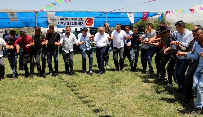 BAŞKAN ÖZTÜRK MAHALLE ŞENLİKLERİNE KATILDI