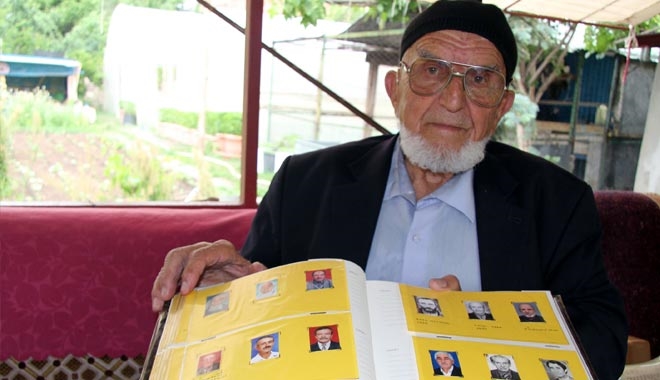 İLÇEDE ÖLENLERİN FOTOĞRAFLARINI ARŞİVLİYOR