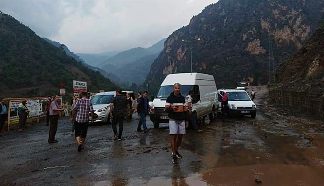 YAHYALI´DA SEL NEDENİYLE KAPANAN YOLLAR TEMİZLENİYOR 