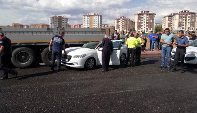 OTOMOBİL PARK HALİNDEKİ TIRIN ALTINA GİRDİ