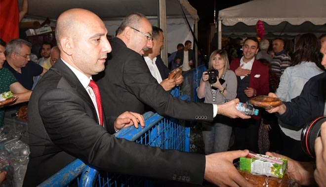 KTB 15 TEMMUZ´DA MEYDANDA SİMİT DAĞITTI