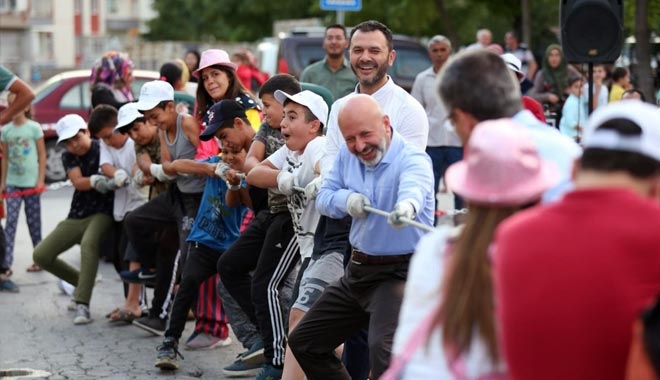 KOCASİNAN´DA COŞKU SOKAĞA TAŞTI