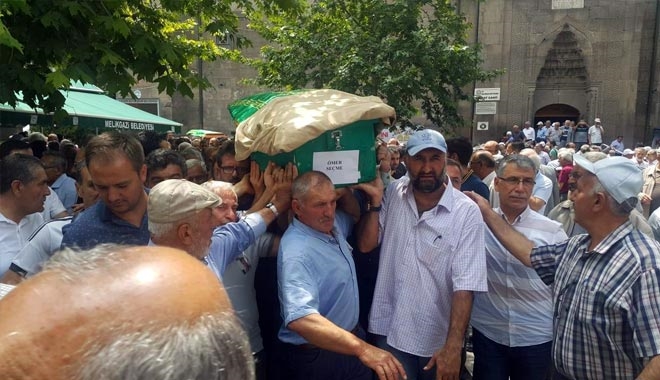 VEFAT EDEN İZCİ LİDERİ ÖMER SEÇME TOPRAĞA VERİLDİ