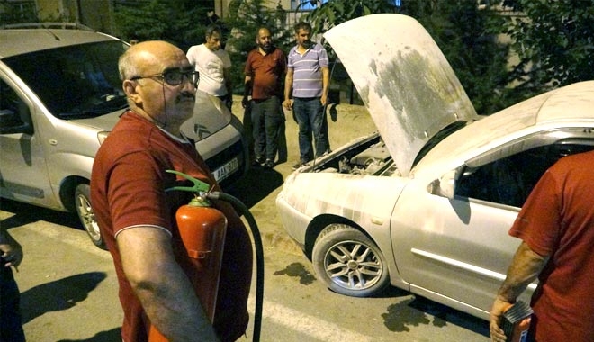 YANAN ARAÇ MAHALLELİYİ SOKAĞA DÖKTÜ