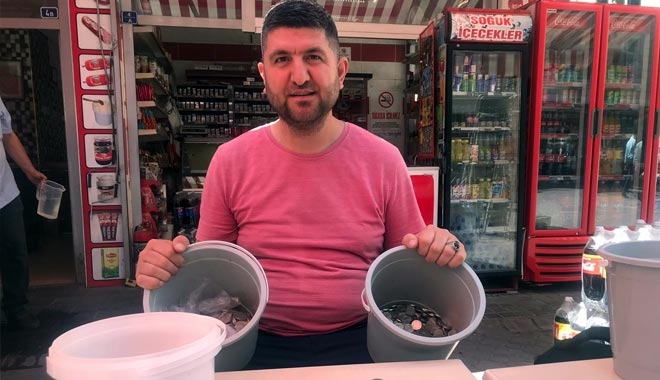 30 KİLOLUK KOVALARDA BİRİKTİRDİĞİ MADENİ PARALARLA UMREYE GİTMEK İSTİYOR