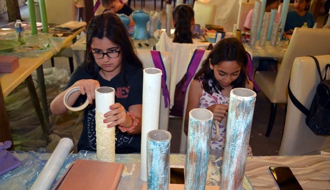 ATIK MALZEMELER MİNİK ELLERDE SÜS EŞYASINA DÖNÜŞÜYOR