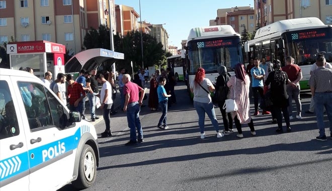 VATANDAŞLAR YOL KESTİ, HALK OTOBÜSLERİNİ GERİ İSTEDİ