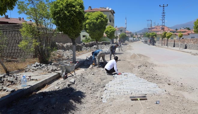 KIRSAL MAHALLELERDE PARKE VE YOL ÇALIŞMALARI DEVAM EDİYOR