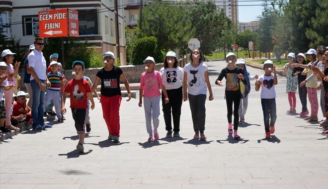 YAZ OKULU ÖĞRENCİLERİNE YÖRESEL SOKAK OYUNLARI ÖĞRETİLİYOR