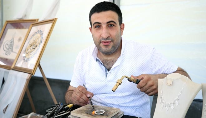 USTASINDAN KALAN YADİGAR GEREÇLERLE TELKARİ SANATINI YAŞATIYOR