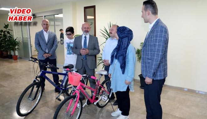 BAŞARILI ÖĞRENCİLERE BİSİKLET HEDİYE ETTİ