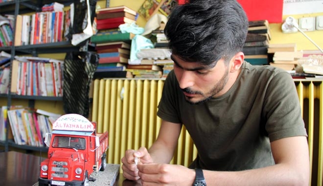 ATIK MALZEMELERDEN ARAÇ MAKETİ YAPIYOR