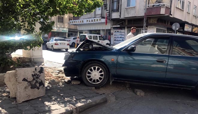 KAZA YAPAN OTOMOBİL DUVARA ÇARPARAK DURABİLDİ