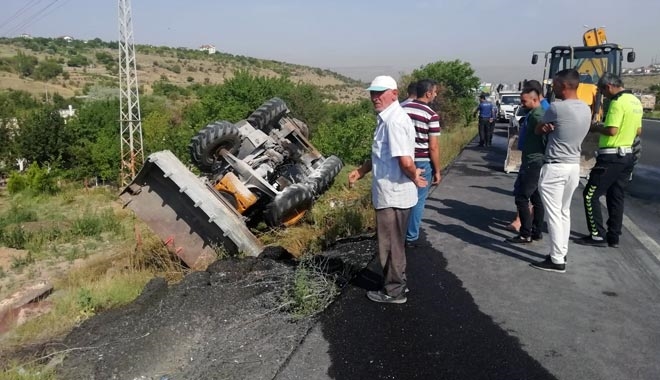 ŞARAMPOLE DEVRİLEN İŞ MAKİNESİ ALEV ALDI: 1 YARALI 