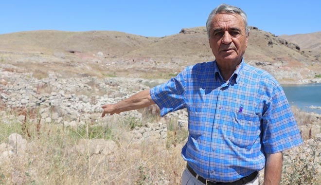 SULAR ÇEKİLİNCE KÖY ORTAYA ÇIKTI 