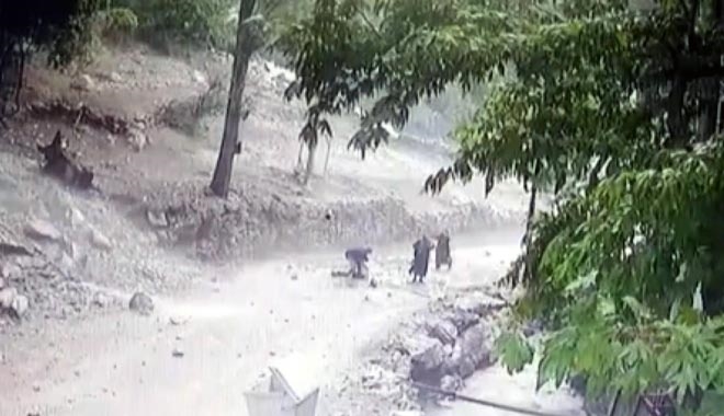 KOPAN KAYA PARÇALARI GENCİN ÜZERİNE DÜŞTÜ