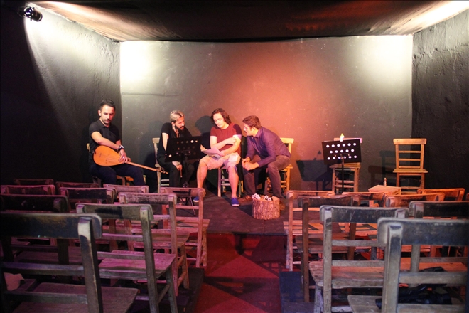 GARAJI, TİYATRO SALONUNA ÇEVİRDİLER