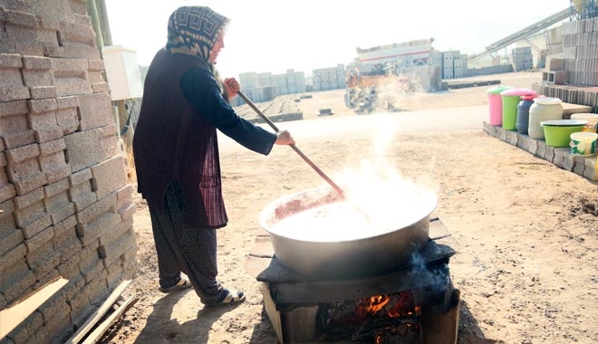 DEVELİ´DE GELENEKSEL USULLERLE KIŞLIK SALÇA YAPIMI BAŞLADI