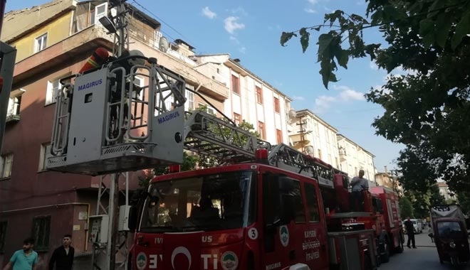 ÇATI KATINDA ÇIKAN YANGINI İTFAİYE EKİPLERİ SÖNDÜRDÜ