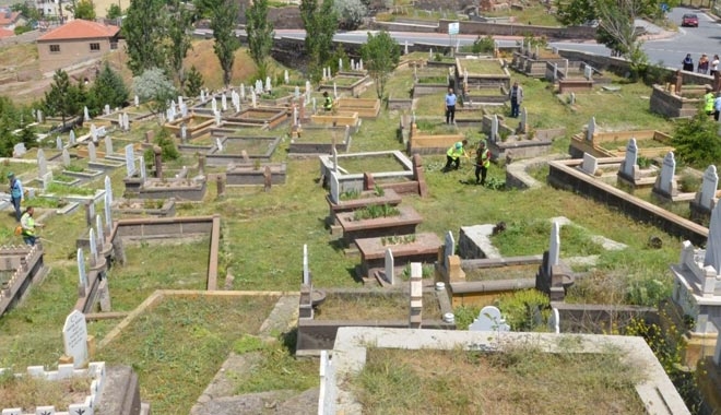 MELİKGAZİ´DE MEZARLIKLAR BAYRAMA HAZIR