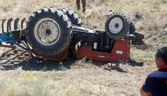 DEVRİLEN TRAKTÖRÜN ALTINDA KALAN YAŞLI ADAM ÖLDÜ