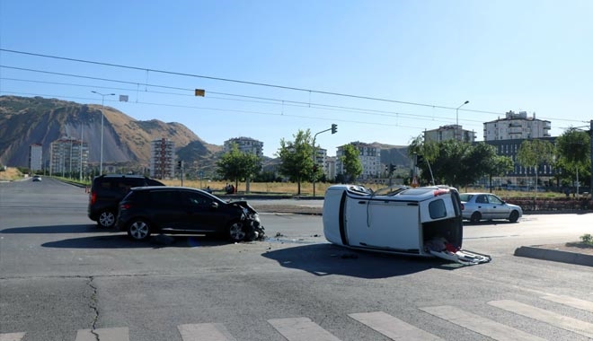 OTOMOBİL İLE ÇARPIŞAN KAMYONET YAN YATTI