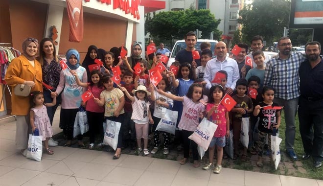 AK PARTİ KOCASİNAN İLÇE BAŞKANLIĞI´NDAN ÇOCUKLARA BAYRAM SÜRPRİZİ