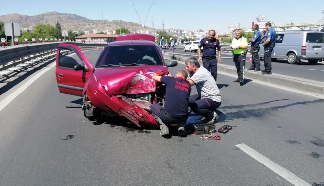KONTROLDEN ÇIKAN OTOMOBİL AYDINLATMA DİREĞİNE ÇARPTI