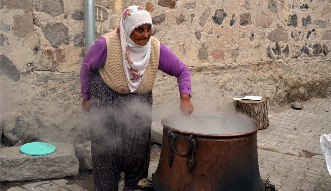 11 ÇEŞİT MALZEME İLE YAPTIKLARI BİR KAZAN AŞUREYİ