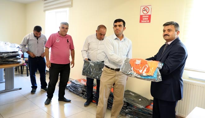 İŞÇİLERE MEVSİMLİK İŞ KIYAFETİ DAĞITILDI