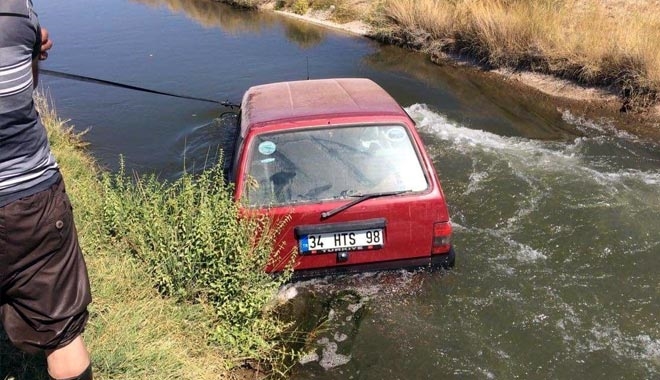 DİREKSİYON HAKİMİYETİ KAYBOLAN OTOMOBİL SU KANALINA UÇTU