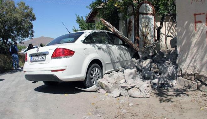 OTOMOBİL EVİN BAHÇE DUVARINA ÇARPTI