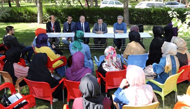 ERÜ REKTÖRÜ ÇALIŞ, ÖĞRENCİLERİN ÇAY DAVETİNİ KIRMADI