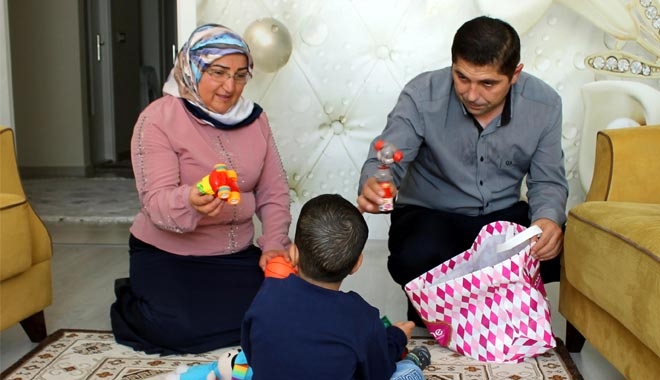 3 ÇOCUKLU ÇİFT, KORUYUCU AİLESİ OLDUKLARI FURKAN´A UMUT OLDU