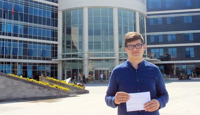 AÇIKTA KALAN OKUL BİRİNCİSİ ÖĞRENCİ, HAKKINI YARGIDA ARIYOR 