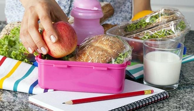 BESLENME ÇANTASINDA DÖRT TEMEL BESİN GRUBU BULUNMALI