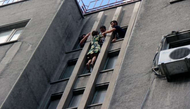 8. KATIN PENCERESİNE ÇIKAN KADIN YÜREKLERİ AĞZA GETİRDİ