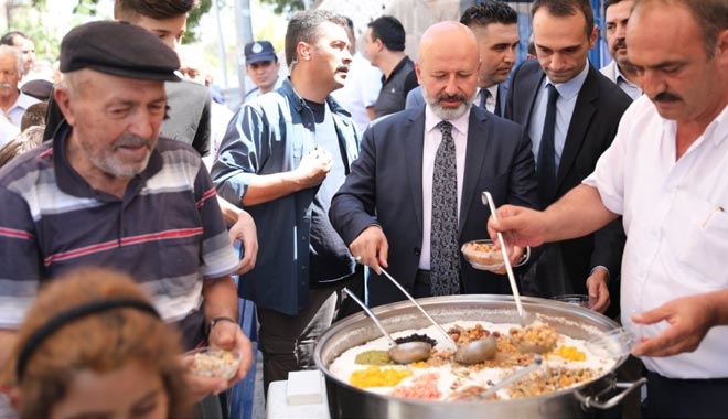 KOCASİNAN´DA VATANDAŞLARA AŞURE İKRAM EDİLDİ