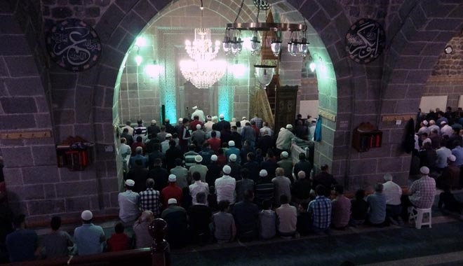 BABALAR VE ÇOCUKLAR SABAH NAMAZINDA BULUŞTU