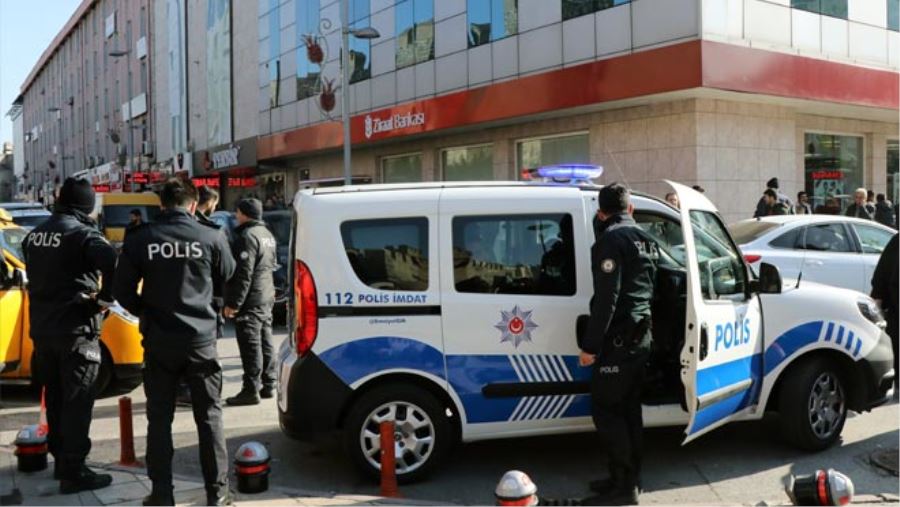 KAÇMAYA ÇALIŞIRKEN POLİSE ÇARPTI