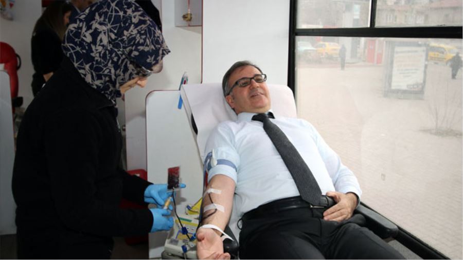 BAŞKAN ÖZDOĞAN’DAN KIZILAY’A KAN BAĞIŞI