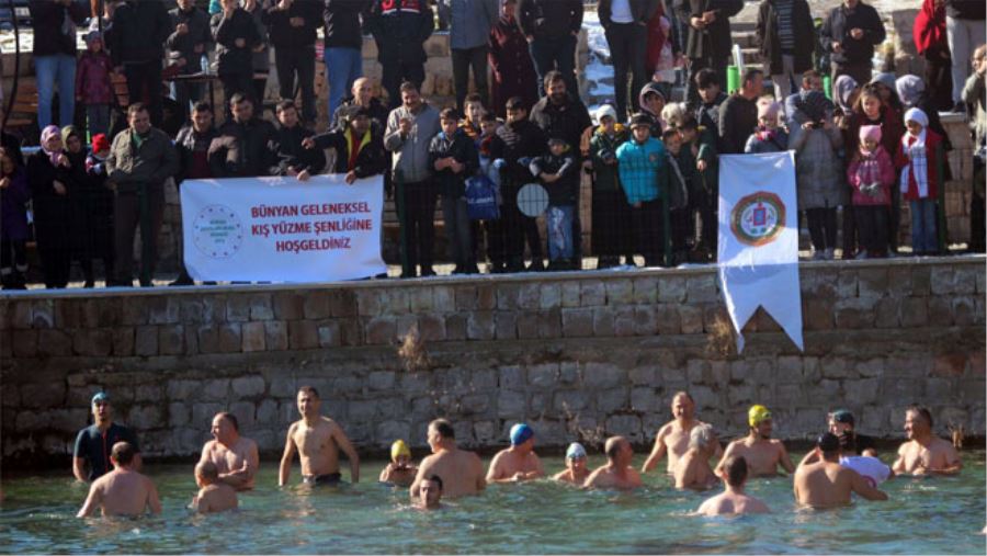 SOĞUK HAVADA BUZ GİBİ SUYA GİRDİLER