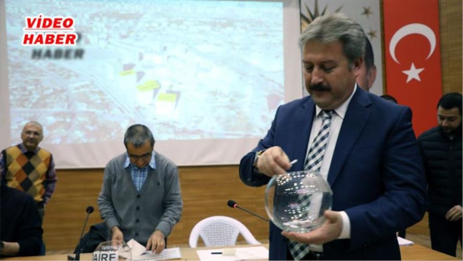 MELİKGAZİ’DE KENTSEL DÖNÜŞÜM KURASI ÇEKİLDİ