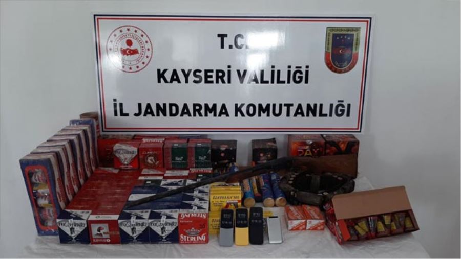 MOTOR TAMİR DÜKKANINDA ÇOK SAYIDA FİŞEK ELE GEÇİRİLDİ